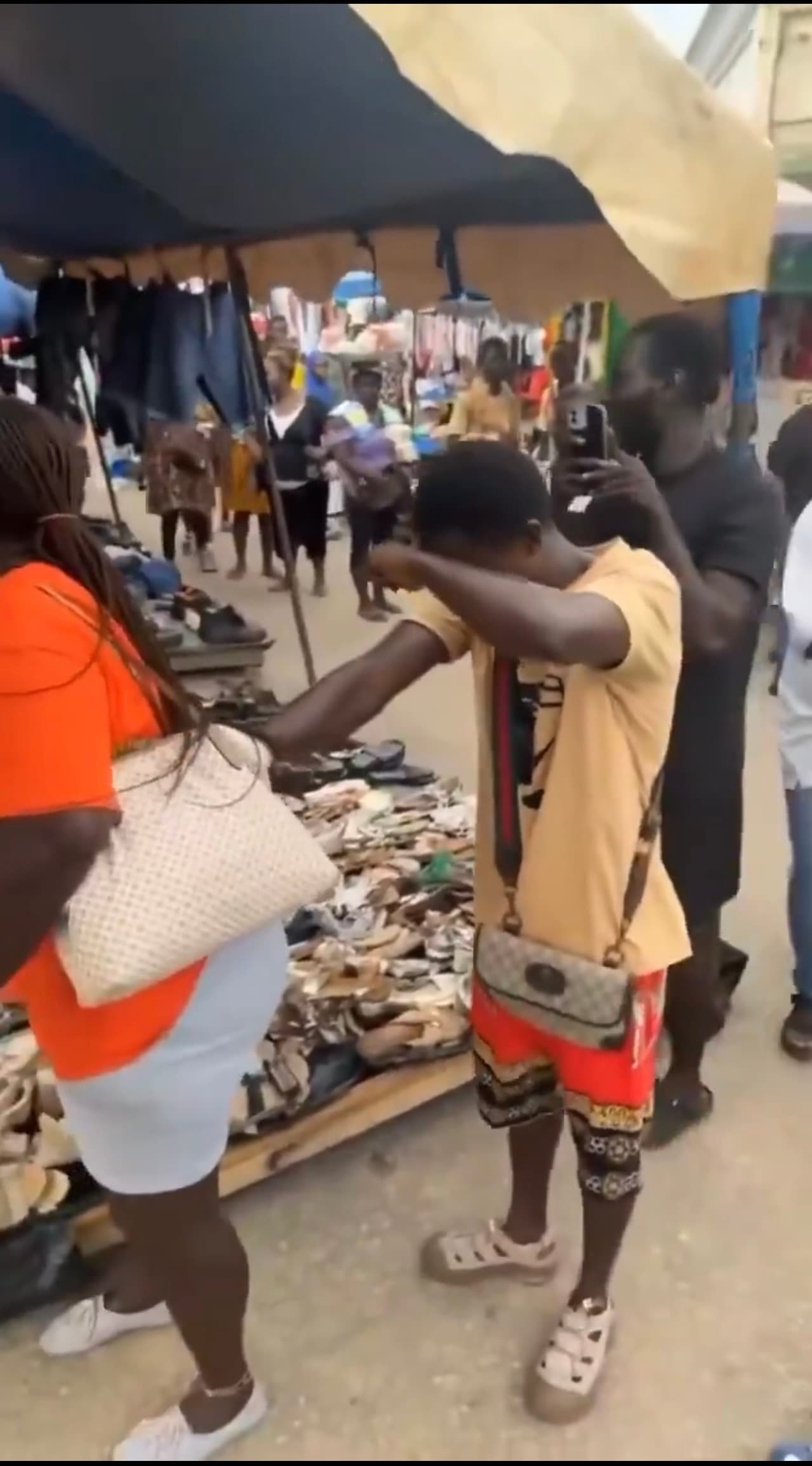 Watch: Thief’s Hand Gets ‘Stuck’ in Woman’s Bag at Sekondi Market After Alleged Spiritual Protection