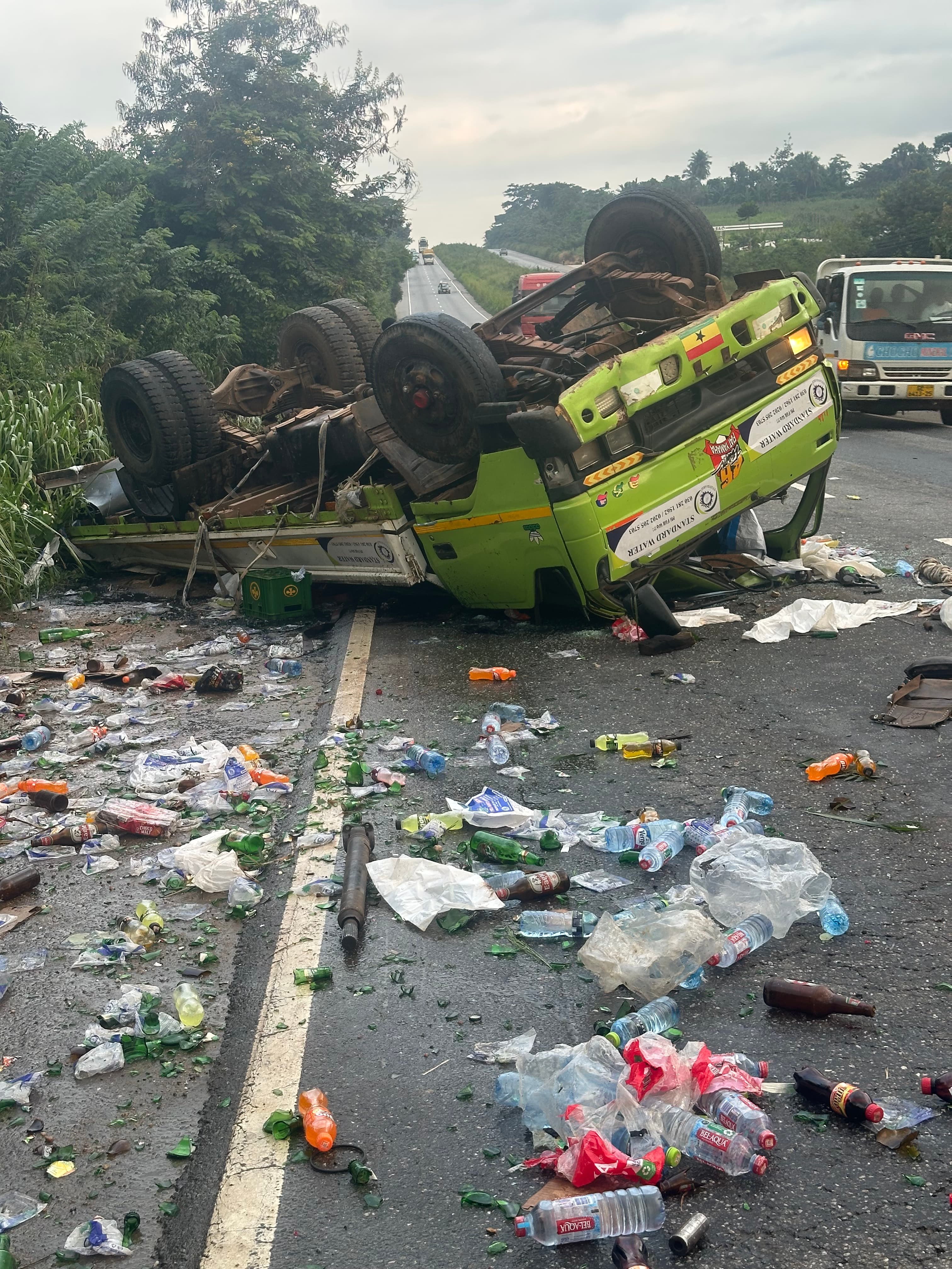 CHAOS AT OBRETEMA: Truck Overturns on Accra–Kumasi Highway, Goods Scatter Across the Road as Traffic Slows